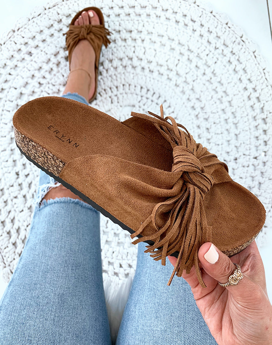 Mules une suédine camel à larges brides en nœud et à franges