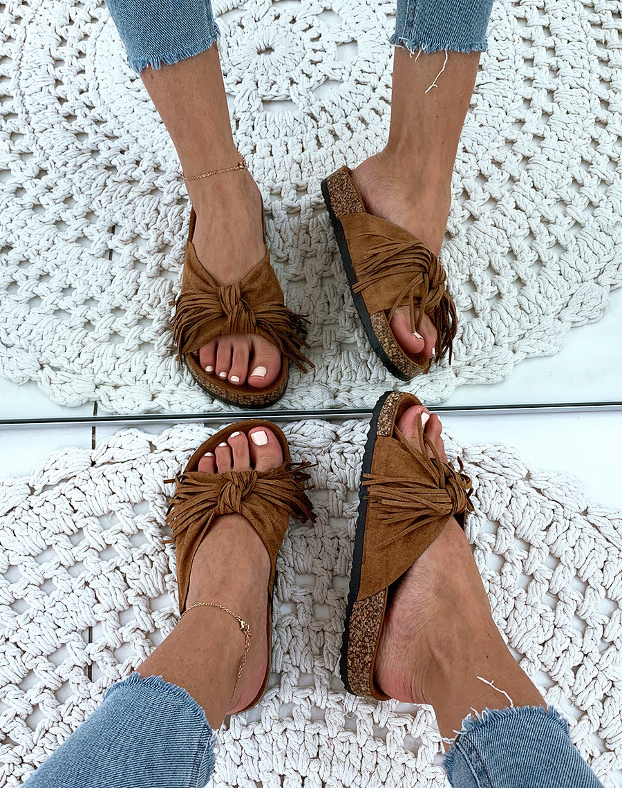 Mules une suédine camel à larges brides en nœud et à franges