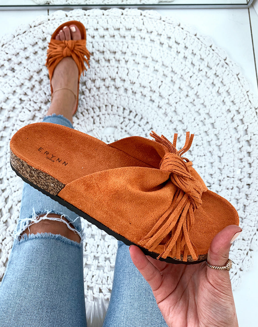 Mules une suédine oranges à larges brides en nœud et à franges
