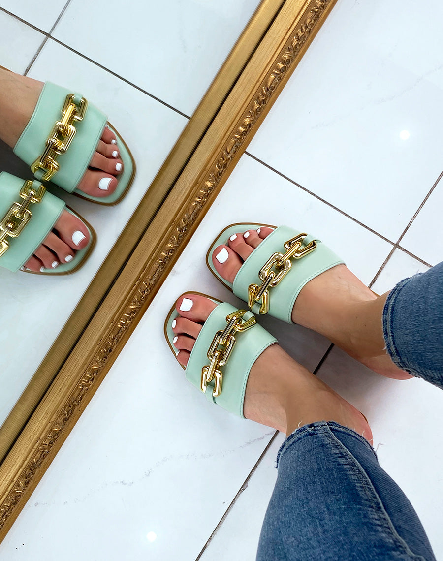 Mules vert pastel à chaîne dorée