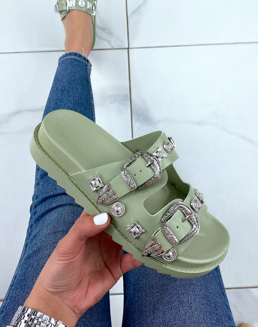 Mules vertes à double brides à bijoux argentés