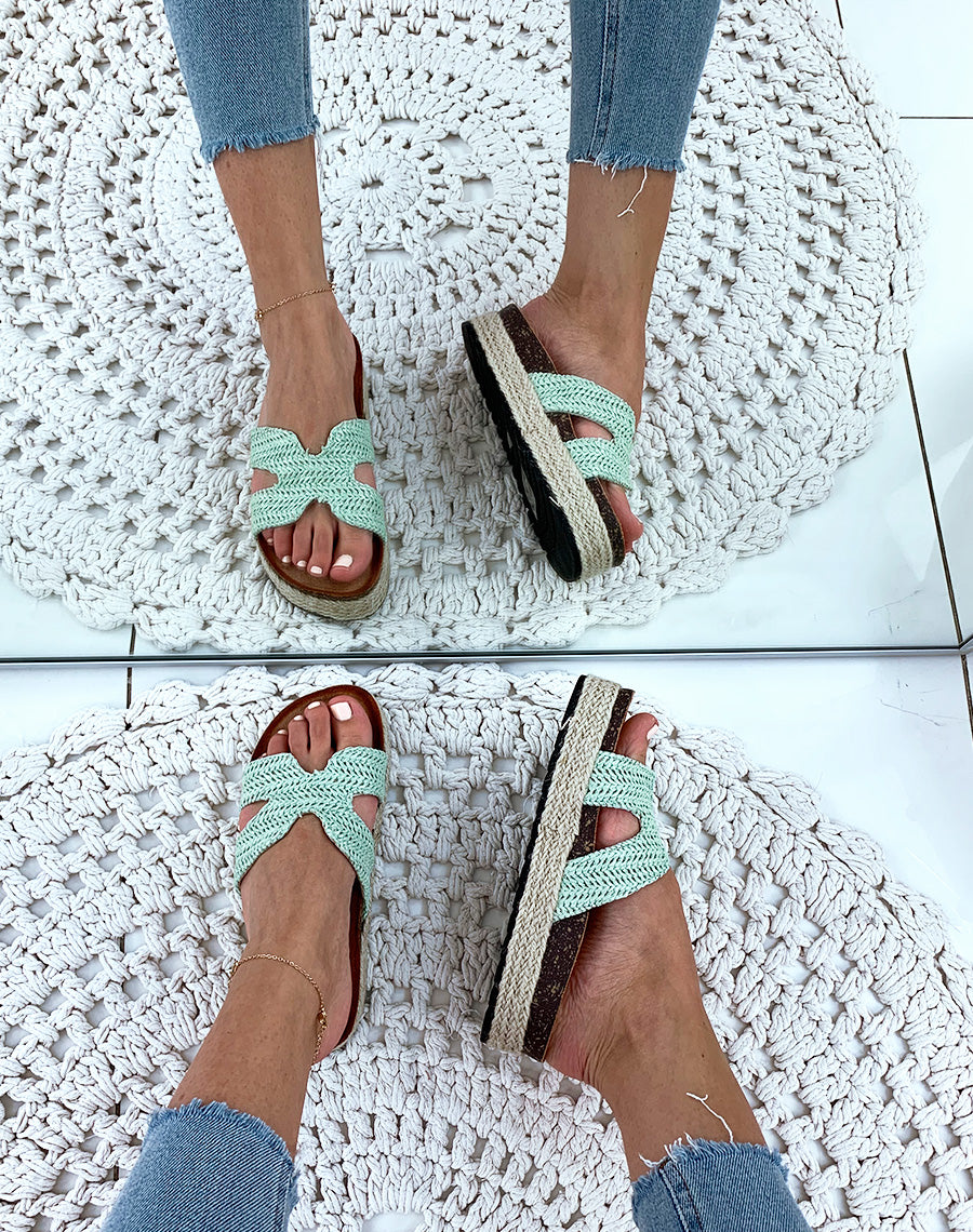 Mules vertes en raphia tressé