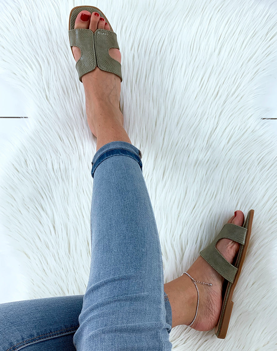 Mules vertes en similicuir effet python à large bride