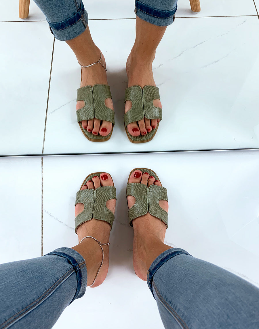 Mules vertes en similicuir effet python à large bride