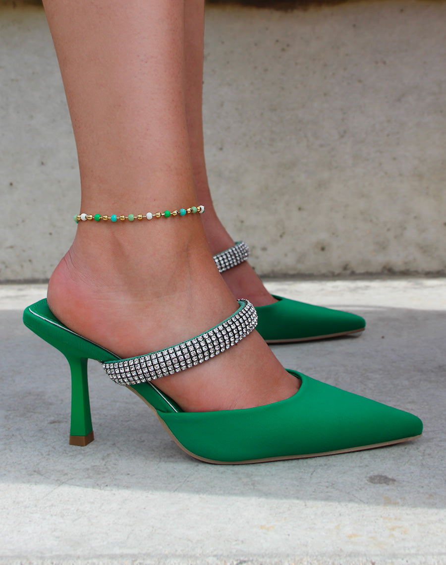 Mules vertes à talon bout pointu et lanière à strass