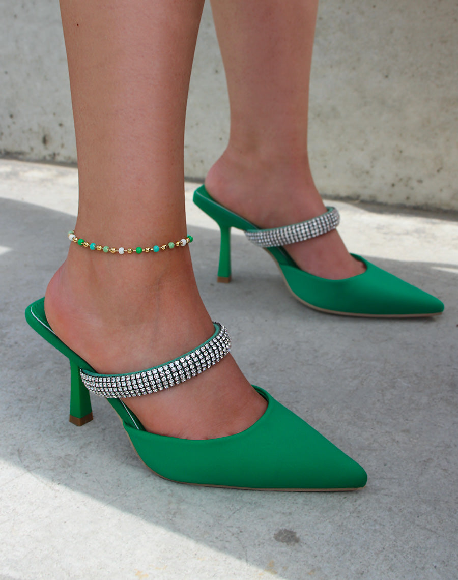 Mules vertes à talon bout pointu et lanière à strass