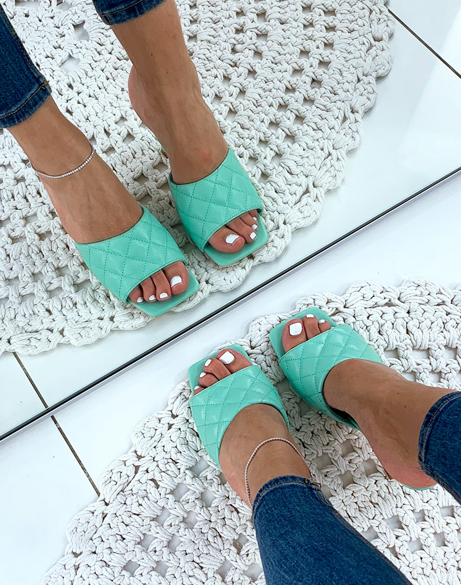 Mules vertes à talons et à larges brides matelassées