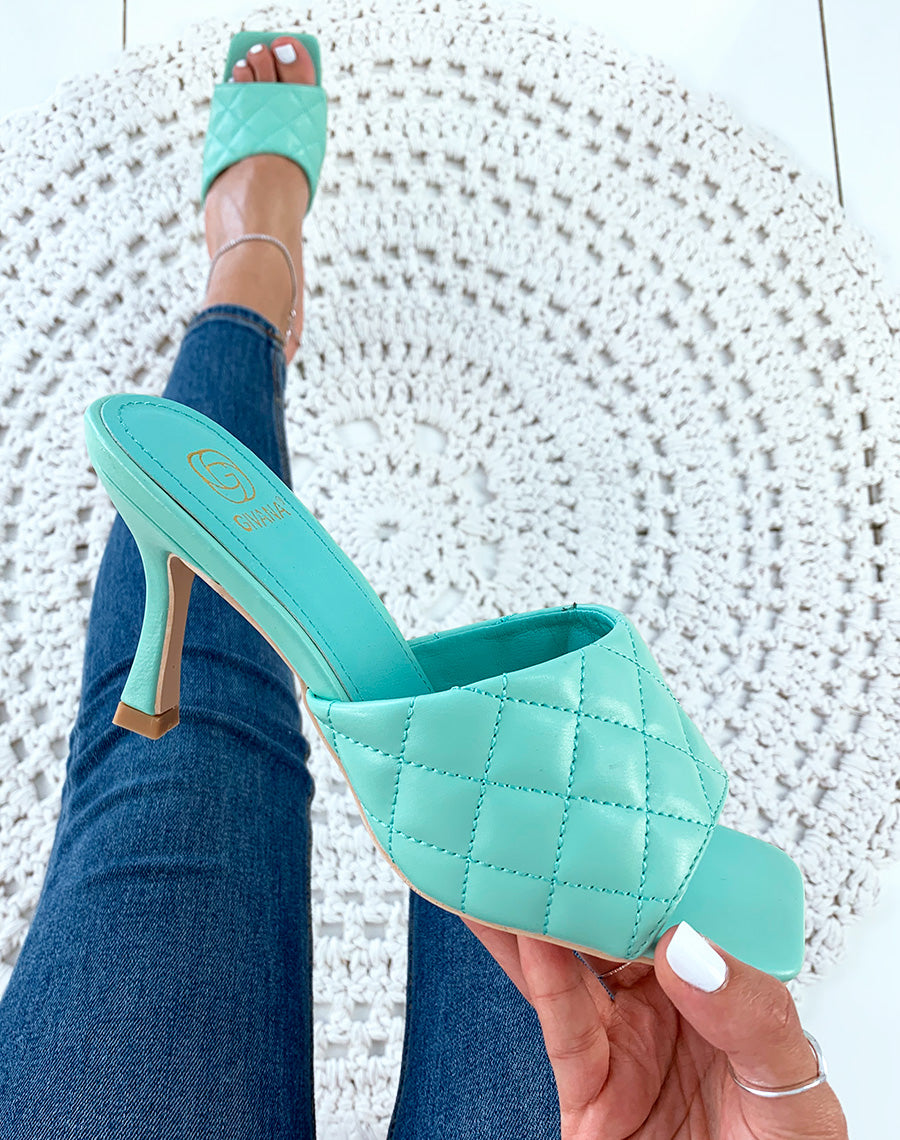 Mules vertes à talons et à larges brides matelassées