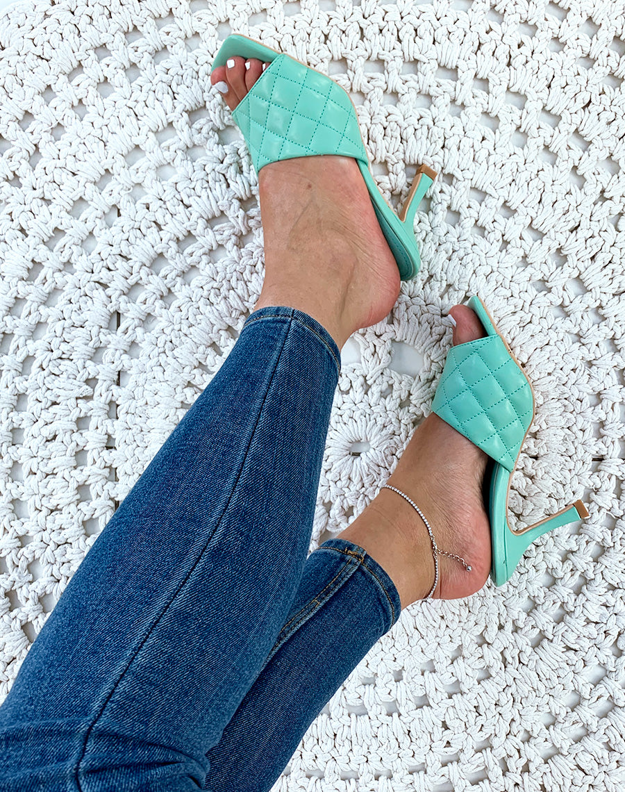 Mules vertes à talons et à larges brides matelassées