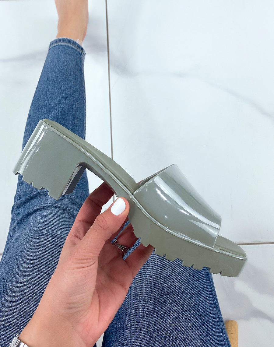 Mules vertes vernis à petit talon carré