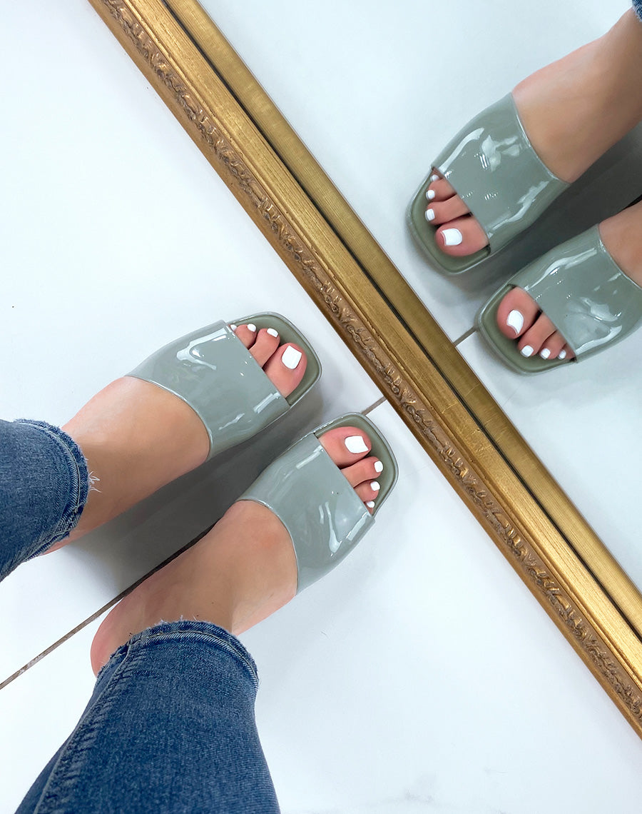 Mules vertes vernis à petit talon carré