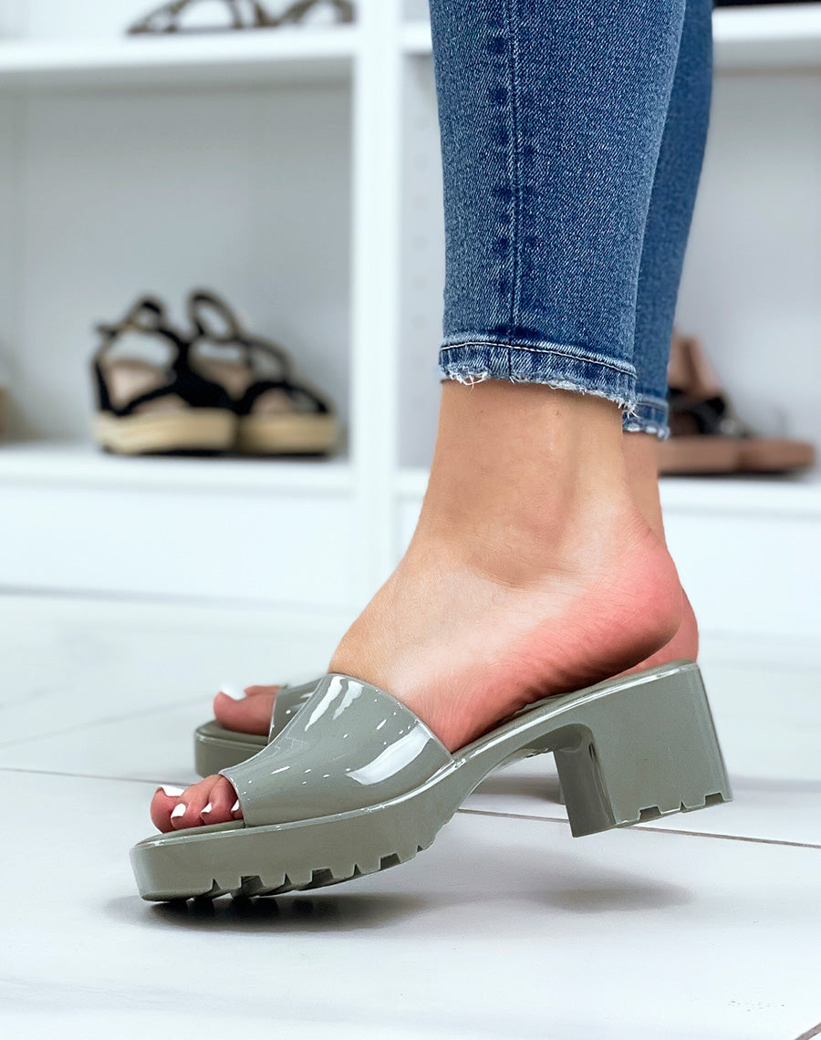 Mules vertes vernis à petit talon carré