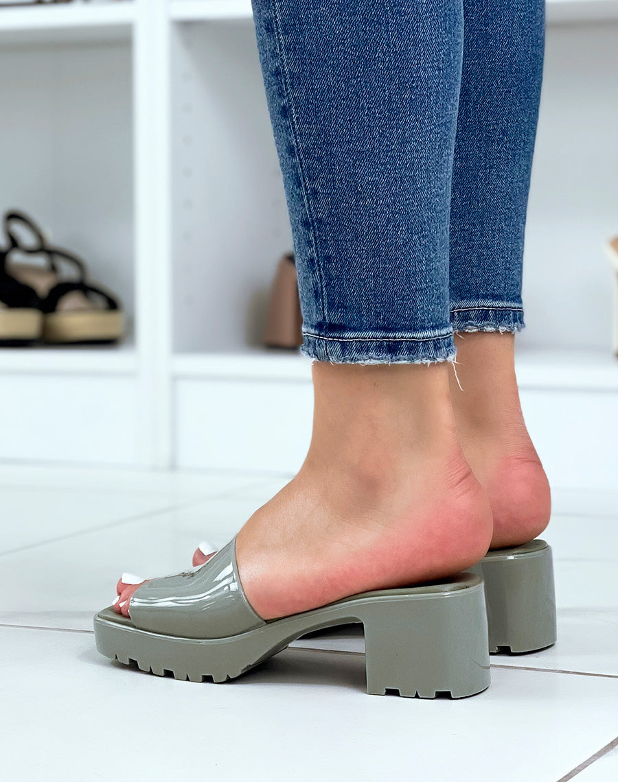 Mules vertes vernis à petit talon carré