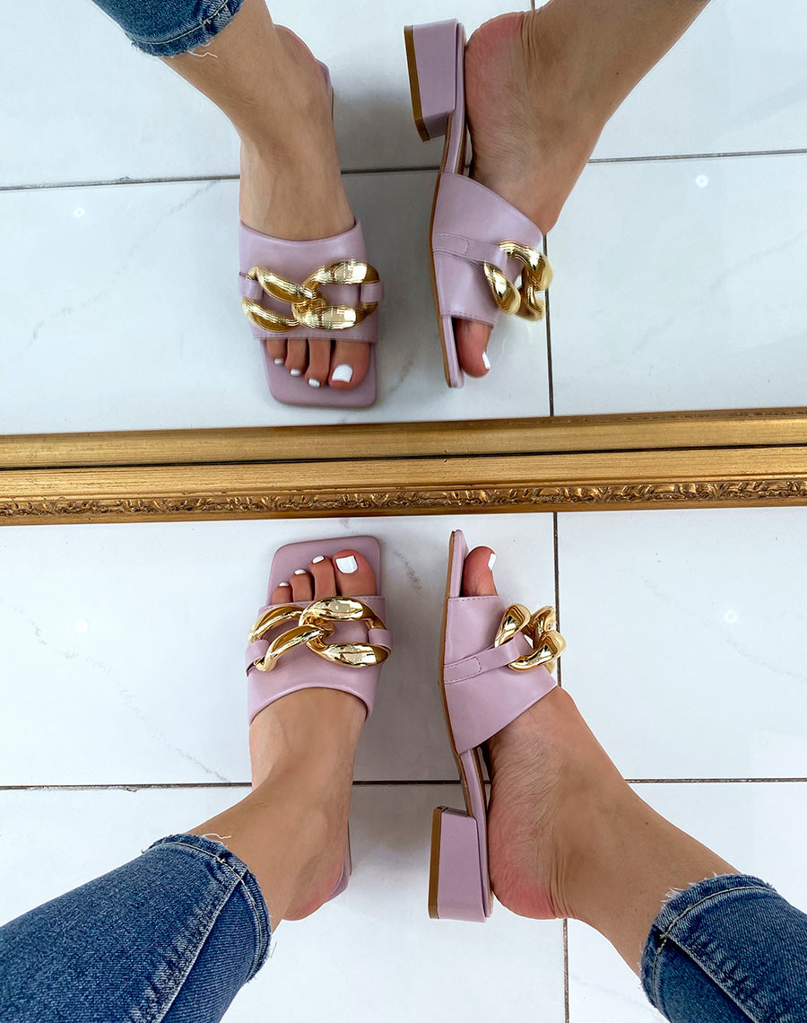 Mules violet pastel à petit talon et grosse chaîne