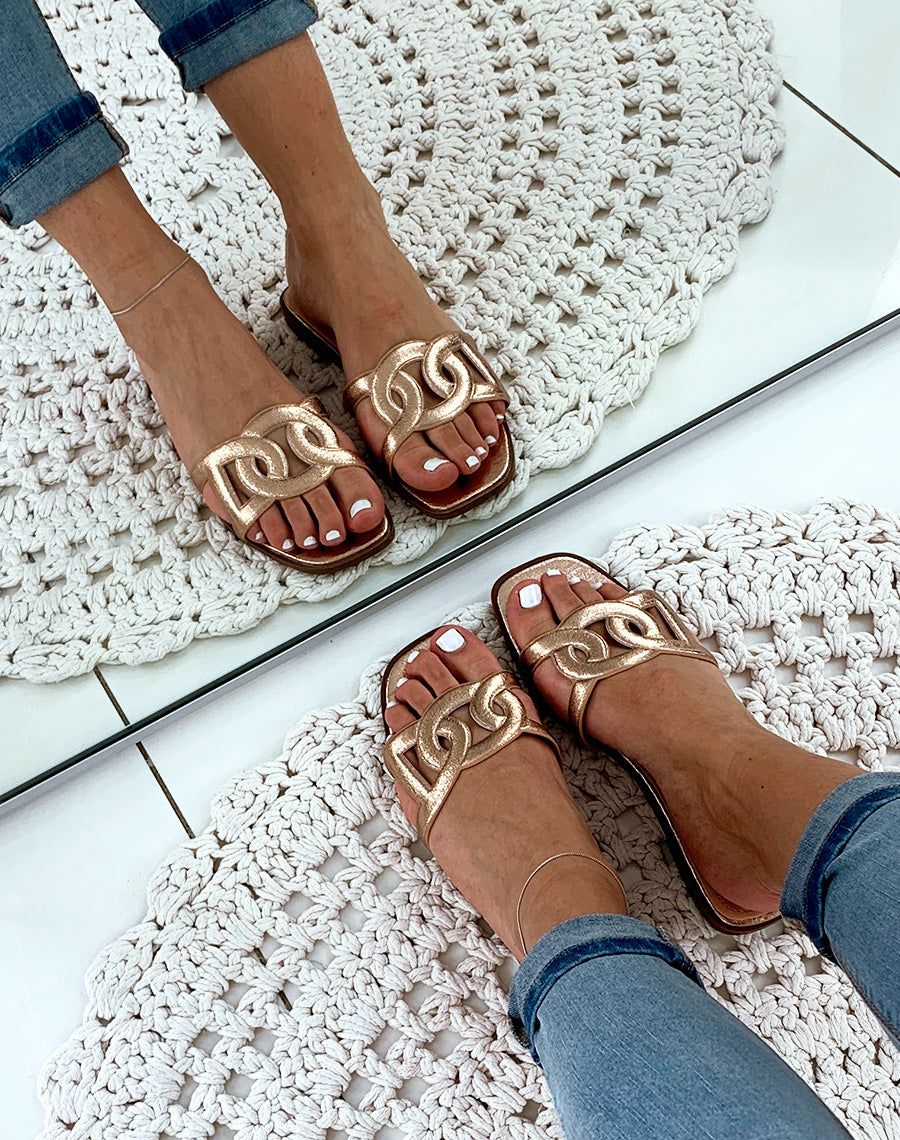 Nu-pied champagne à brides boucles croisées