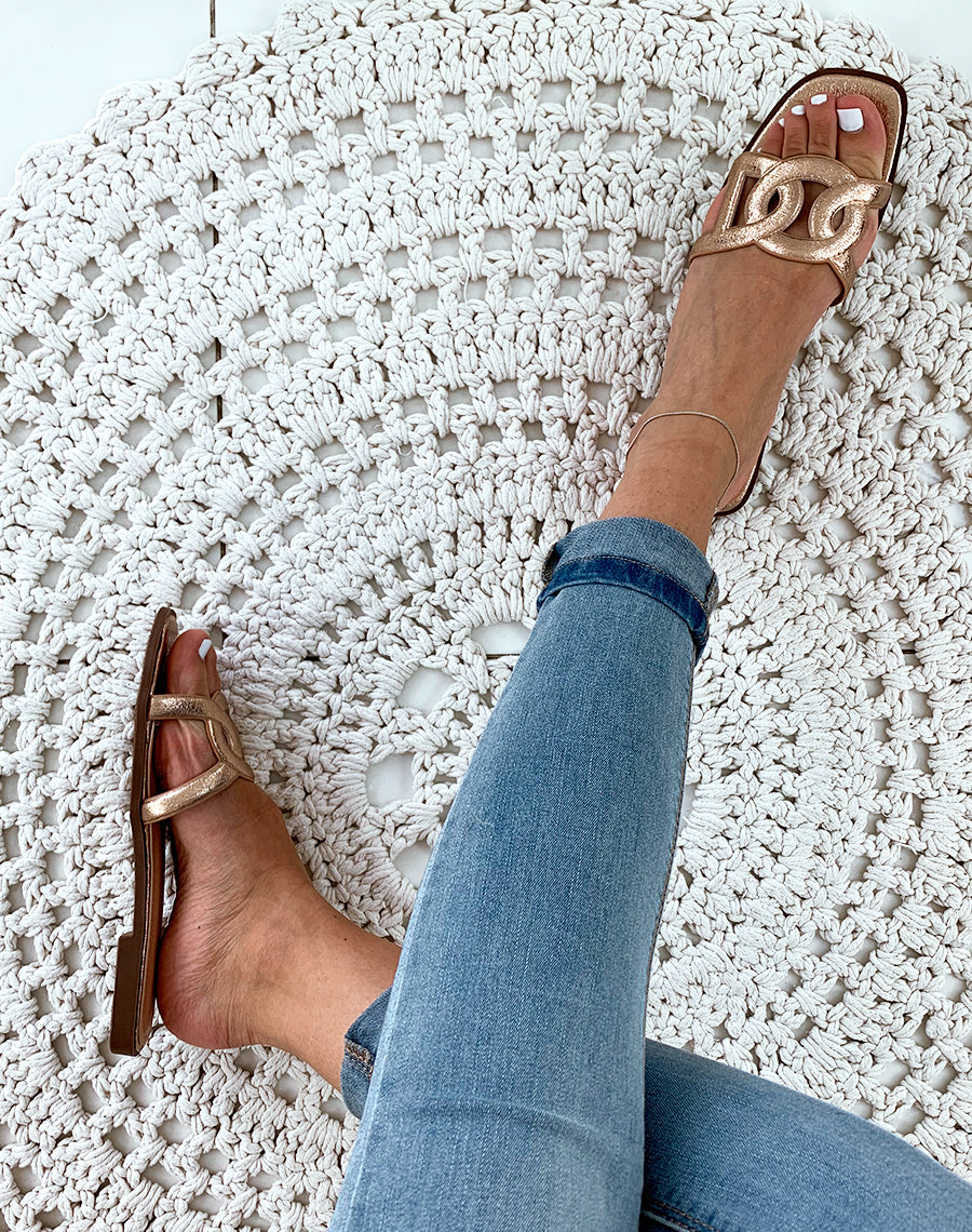 Nu-pied champagne à brides boucles croisées