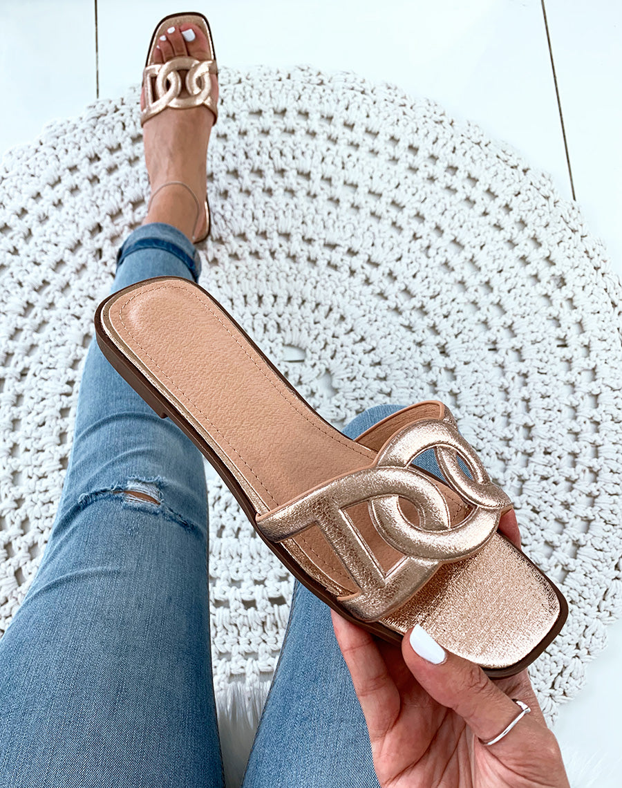 Nu-pied champagne à brides boucles croisées