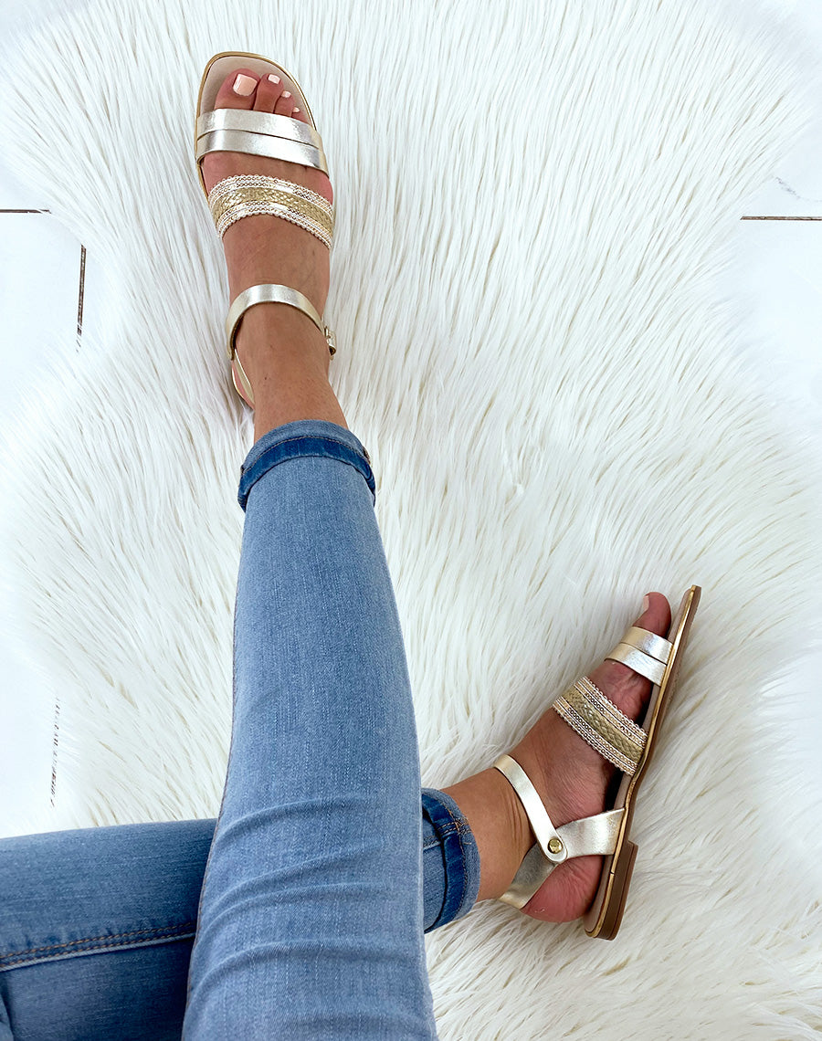 Nu-pied dorée en cuir à bride tressée