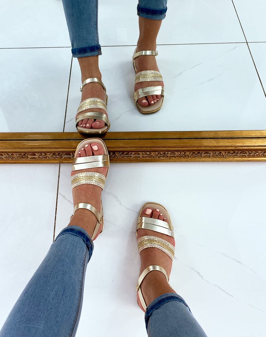 Nu-pied dorée en cuir à bride tressée