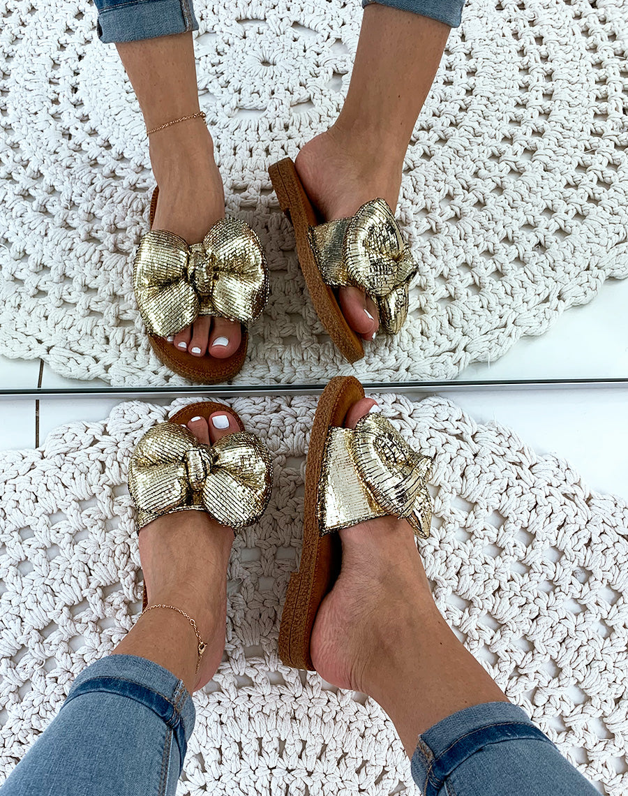 Nu-pied doré à gros nœud gonflé