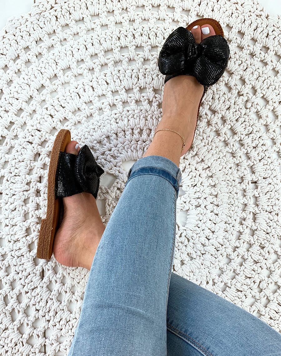 Nu-pied noir à gros nœud gonflé