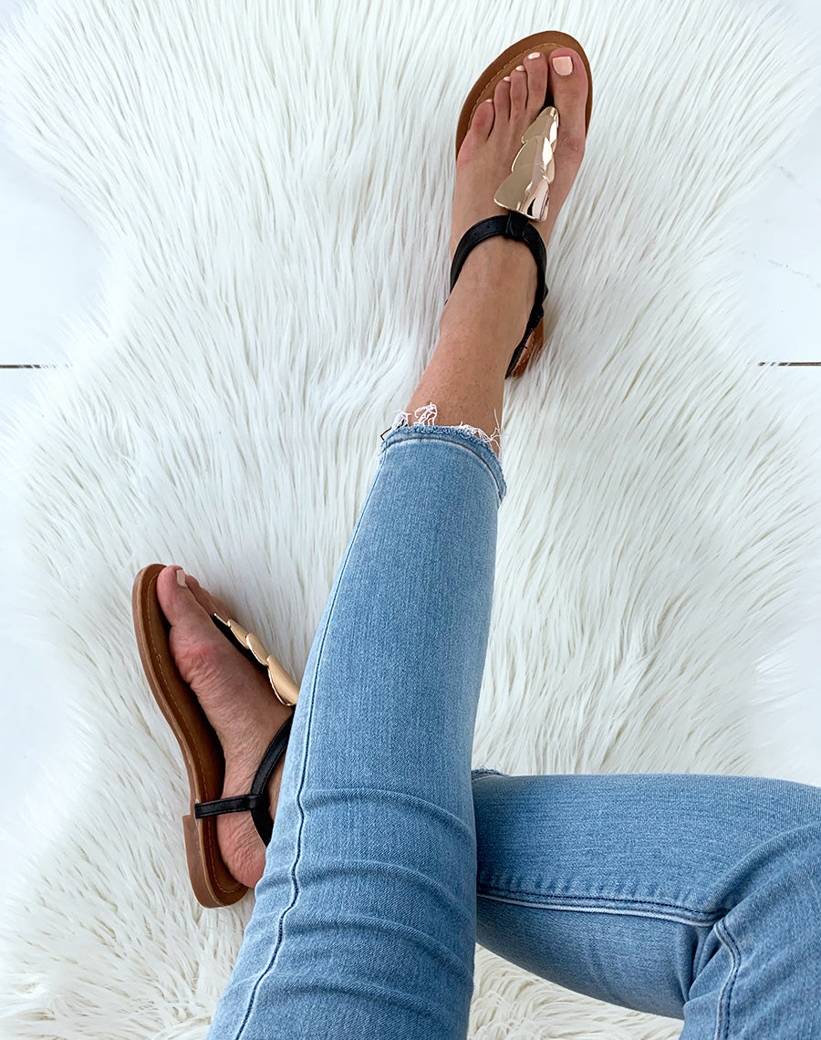 Nu-pied noire à bijoux dorée rond