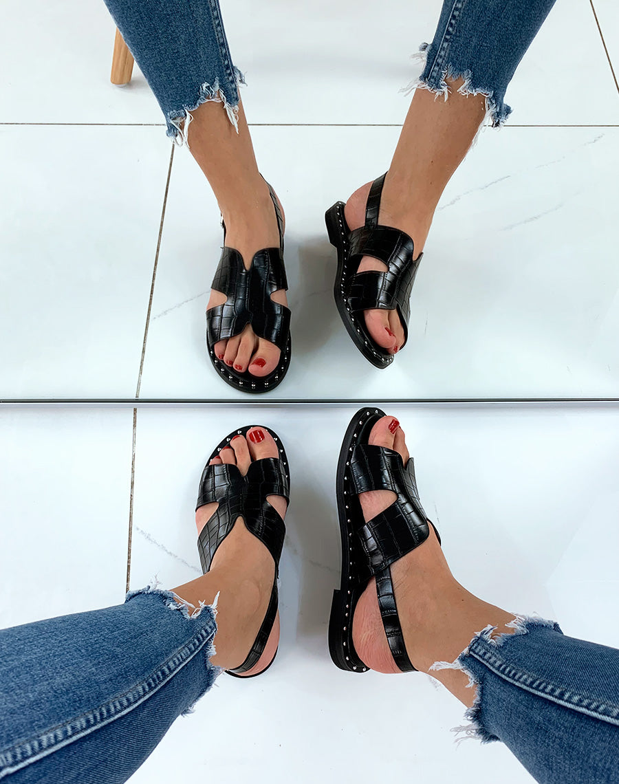 Nu-pied noire à semelle cloutée