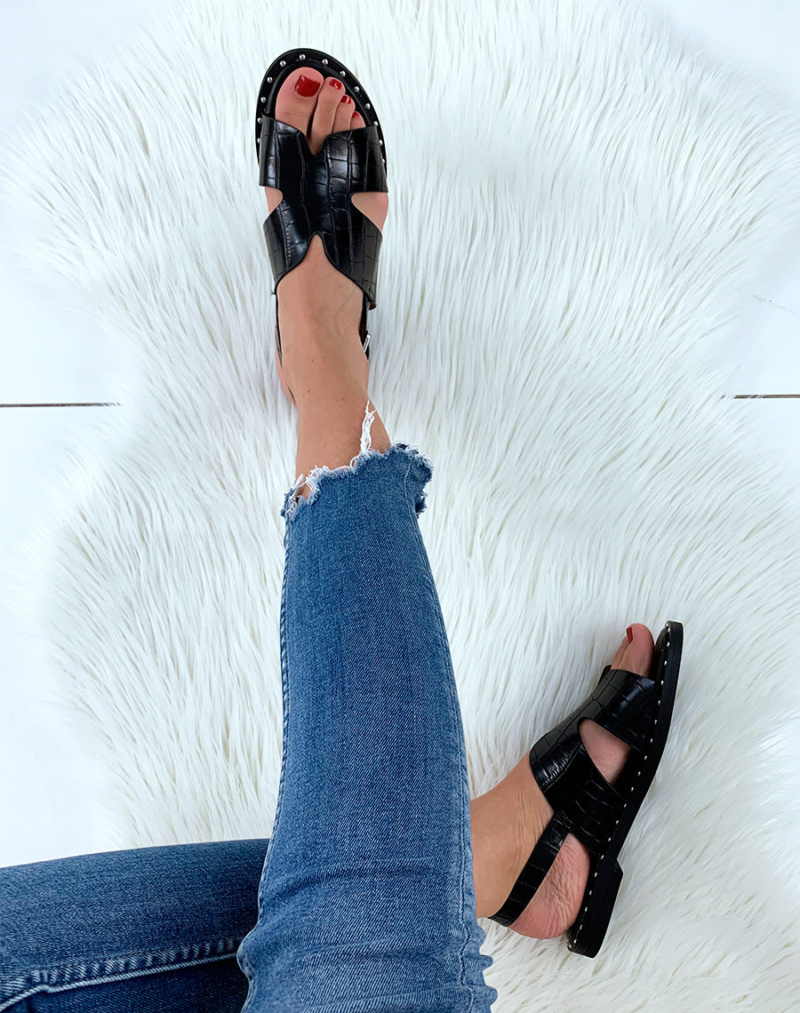 Nu-pied noire à semelle cloutée