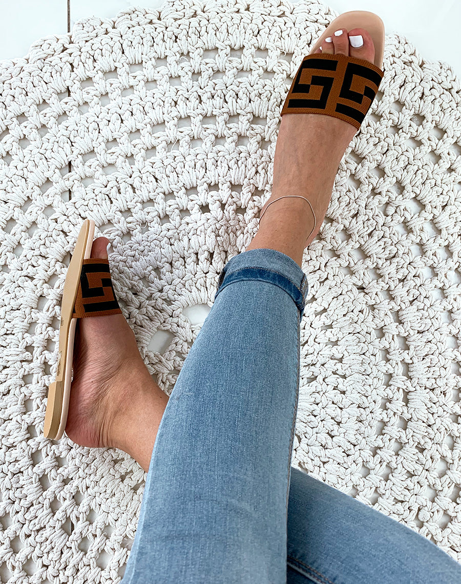 Nu-pied nude à motif sur la bride