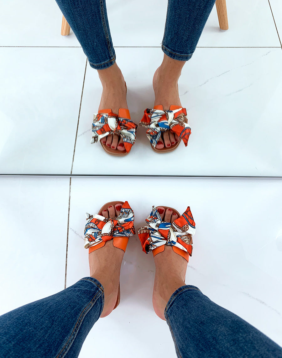 Nu-pied orange à foulard noué