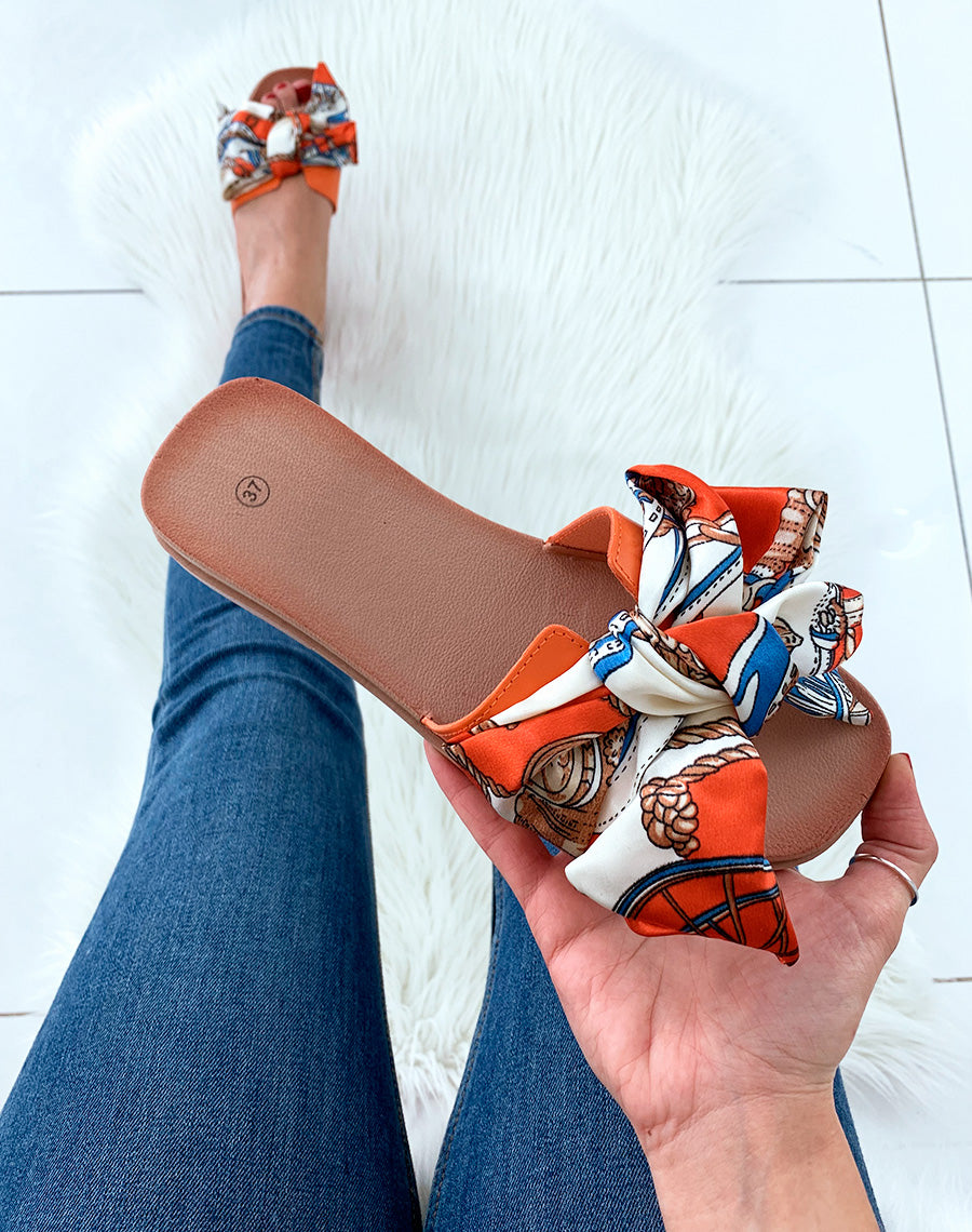 Nu-pied orange à foulard noué