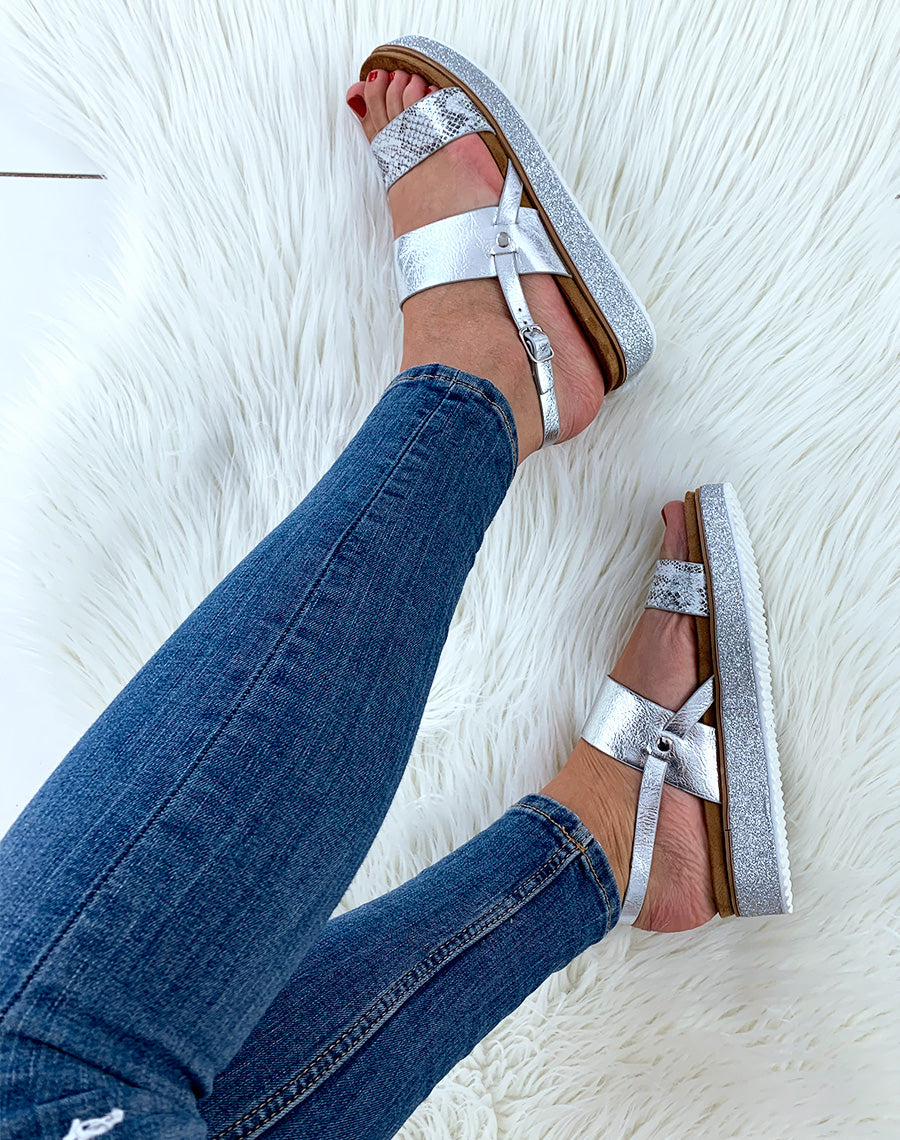 Nu-pieds argentées effet serpent