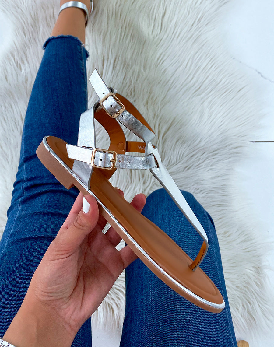 Nu-pieds argentés à double lanière et boucles dorées