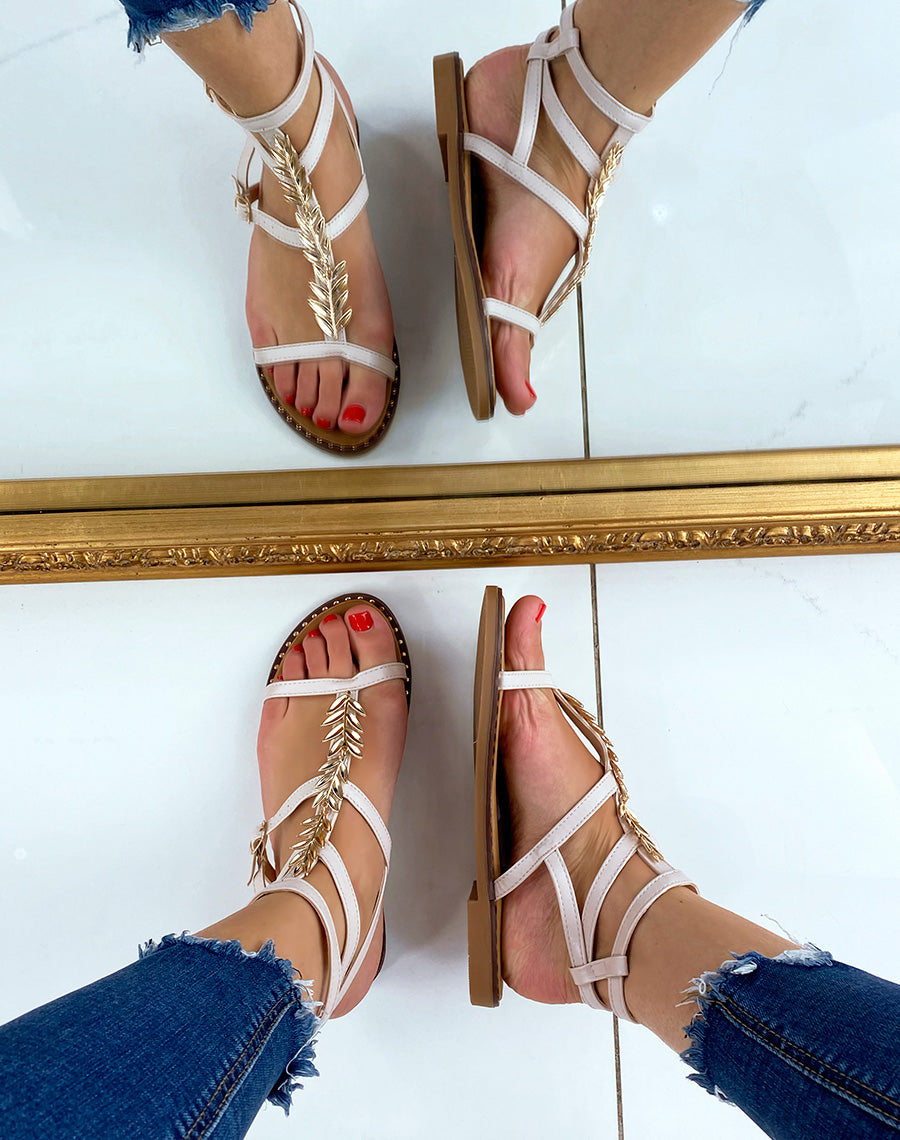 Nu-pieds beige avec détail en forme de feuille dorée
