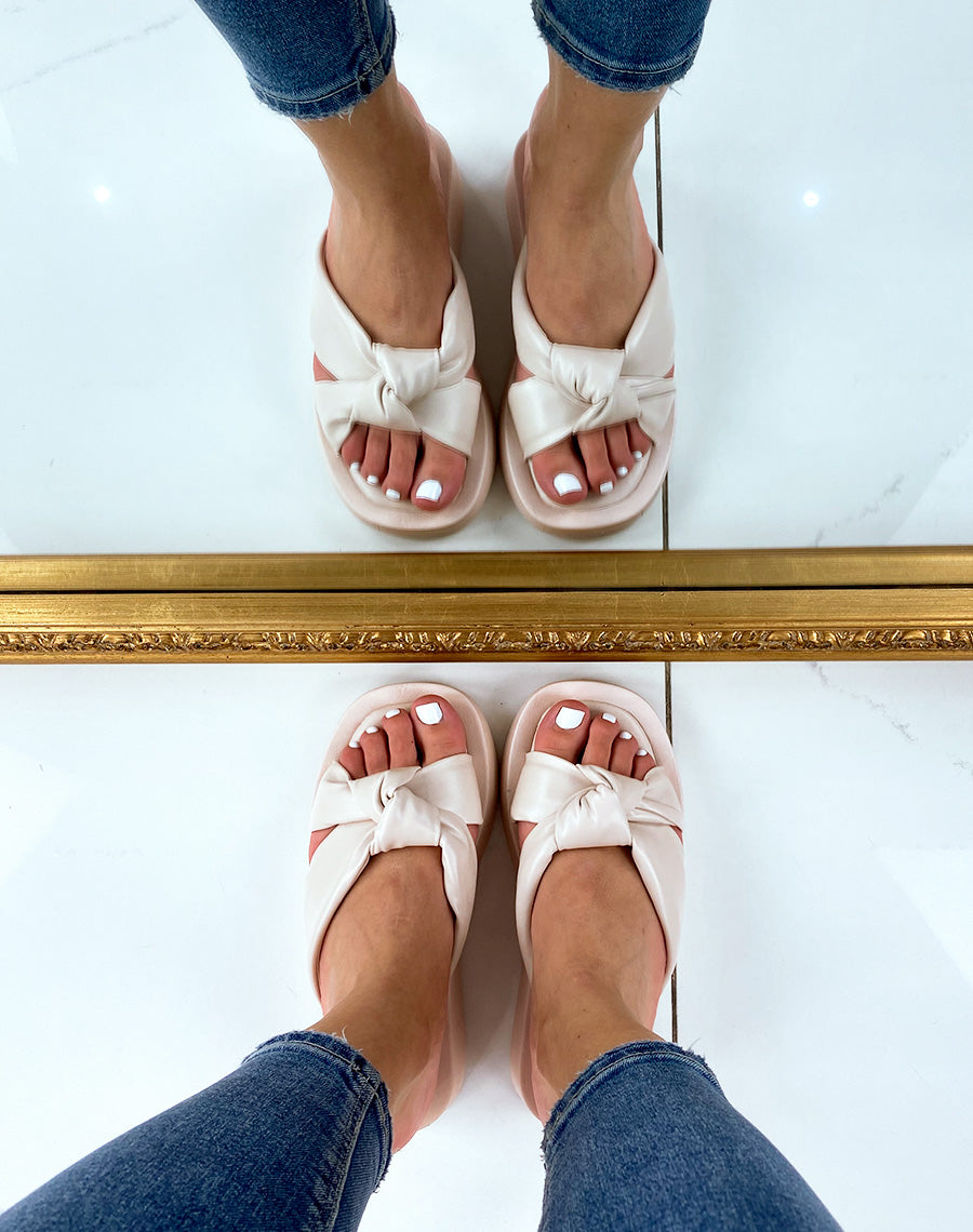 Nu-pieds beige à brides larges rembourrées