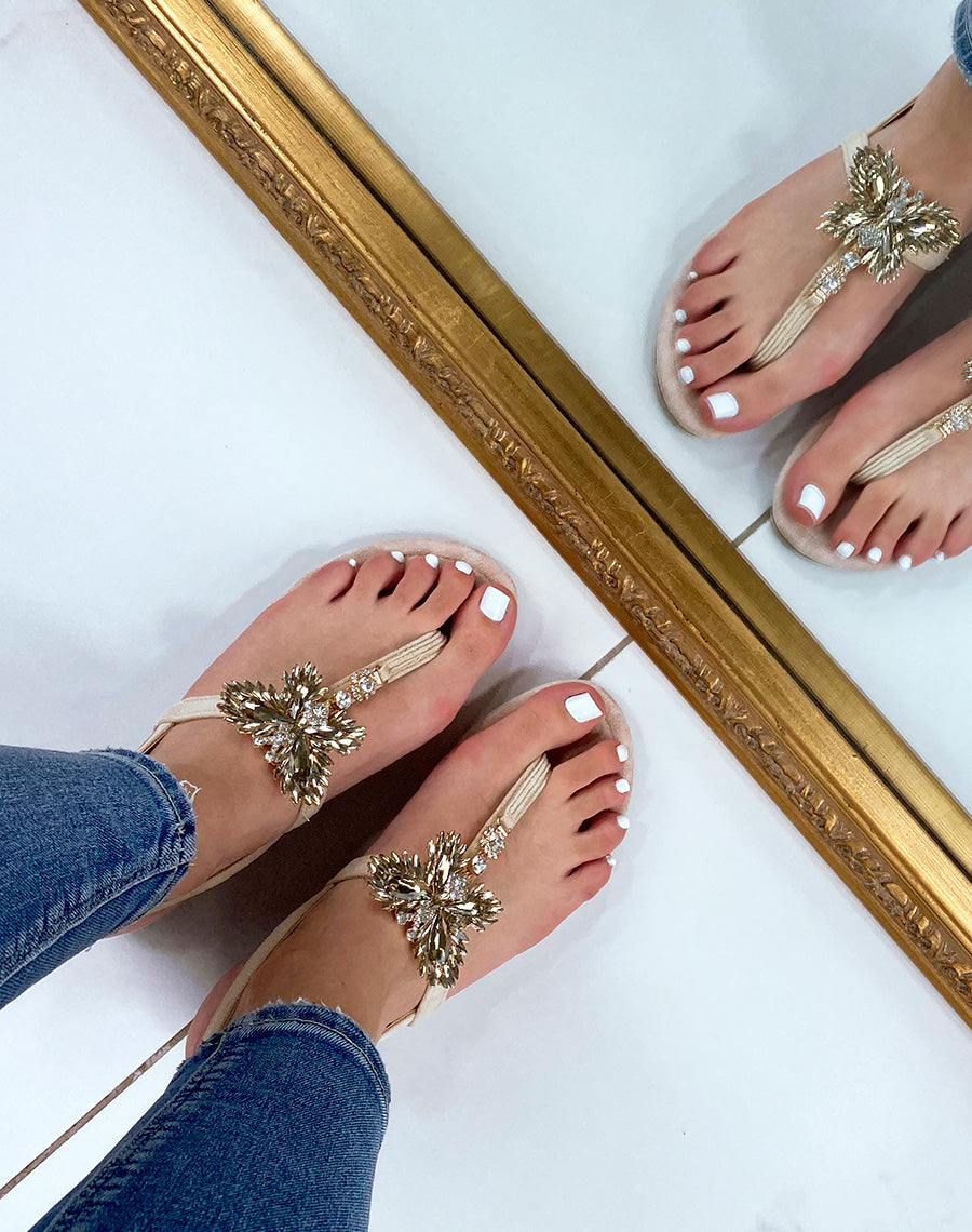 Nu pieds beiges avec entre doigt et strass