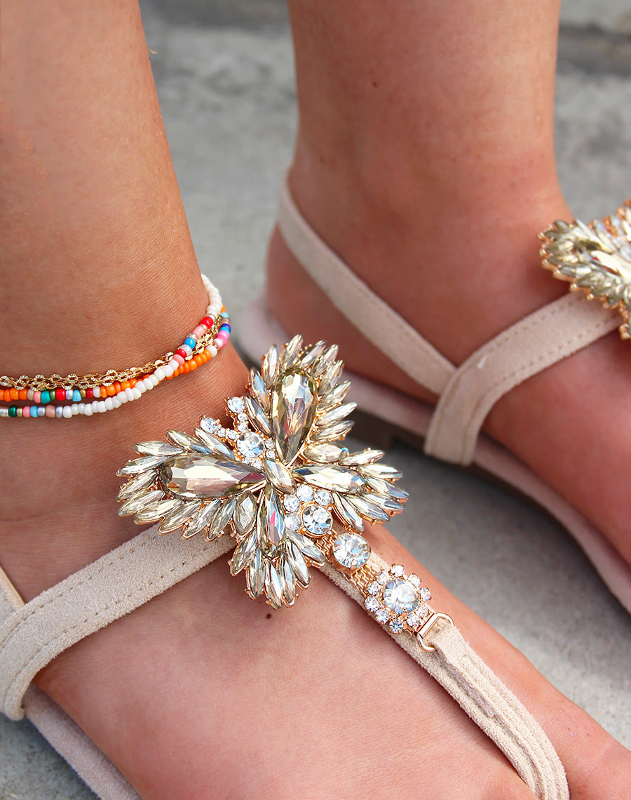 Nu pieds beiges avec entre doigt et strass