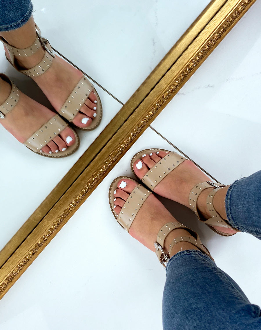 Nu-pieds beiges à détails cloutés