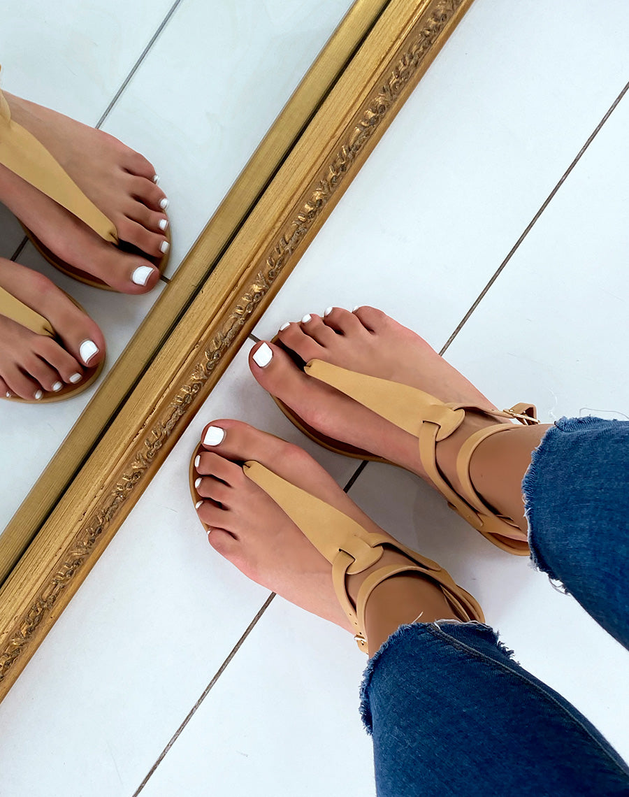 Nu-pieds beiges à double lanière et boucles dorées