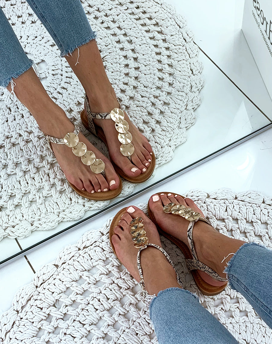 Nu-pieds beiges effet peau de serpent à bijoux dorée