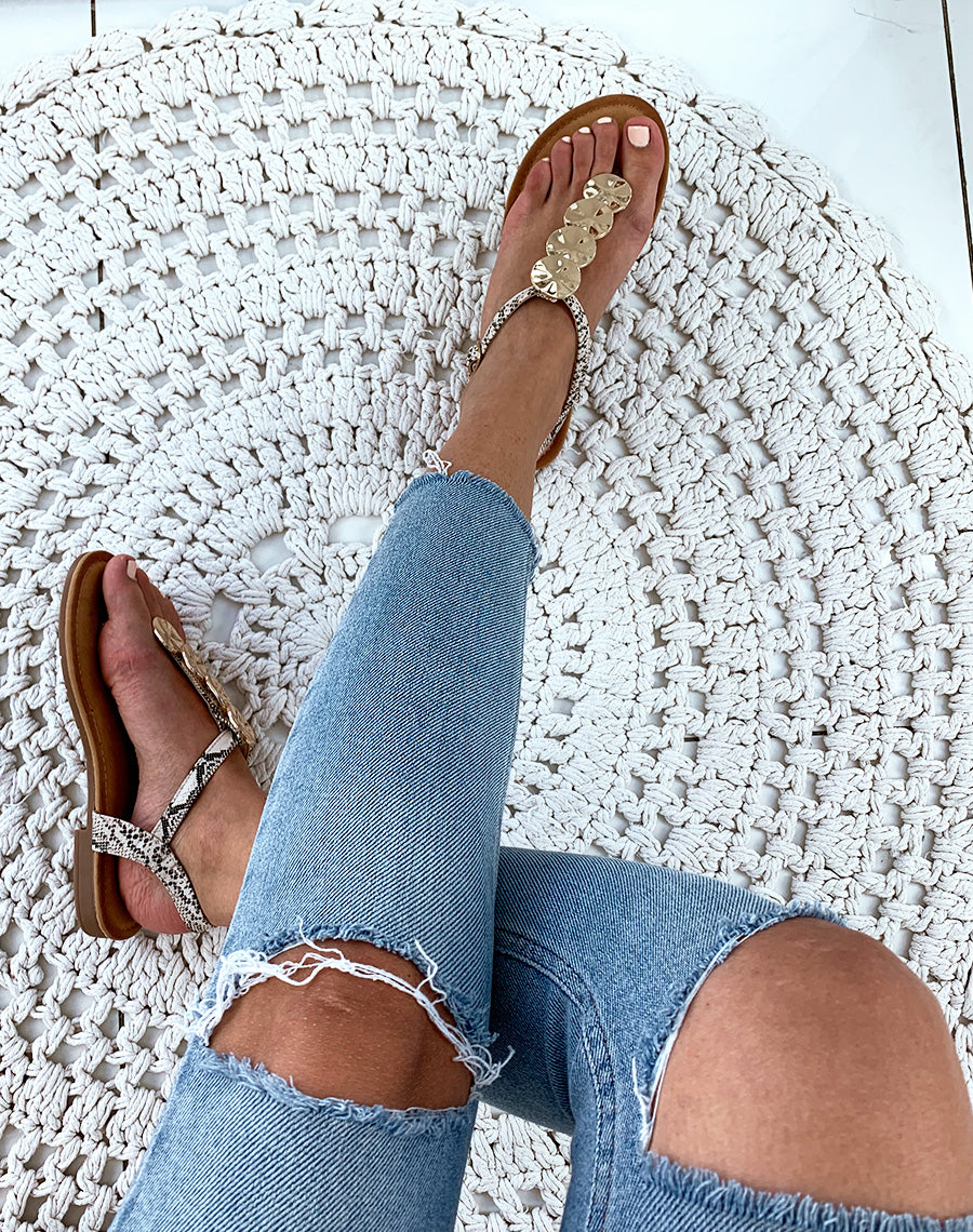 Nu-pieds beiges effet peau de serpent à bijoux dorée