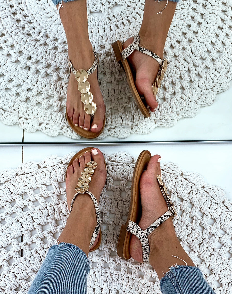 Nu-pieds beiges effet peau de serpent à bijoux dorée