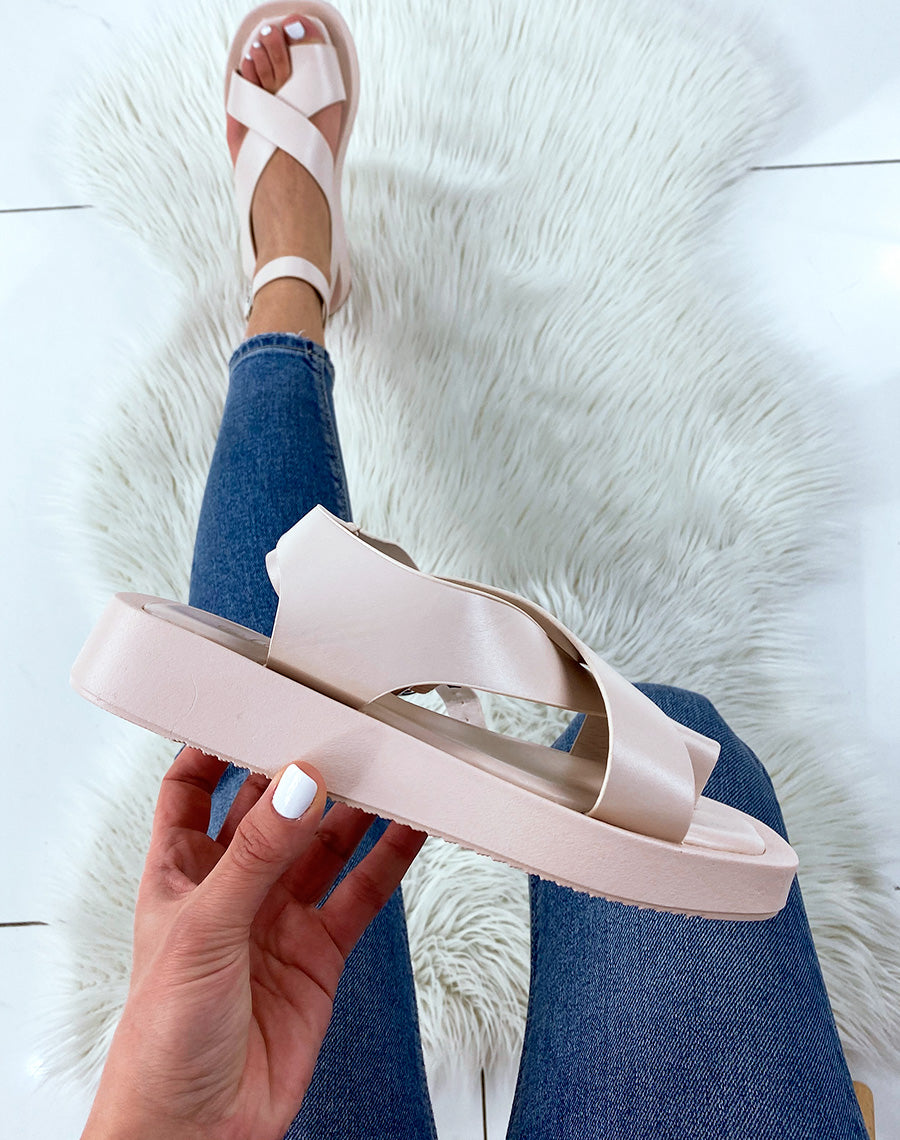 Nu-pieds beiges à larges lanières entrecroisées