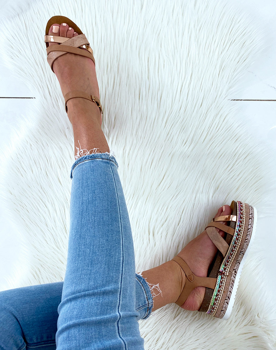 Nu-pieds beiges à semelles compensées fantaisies et multiples brides