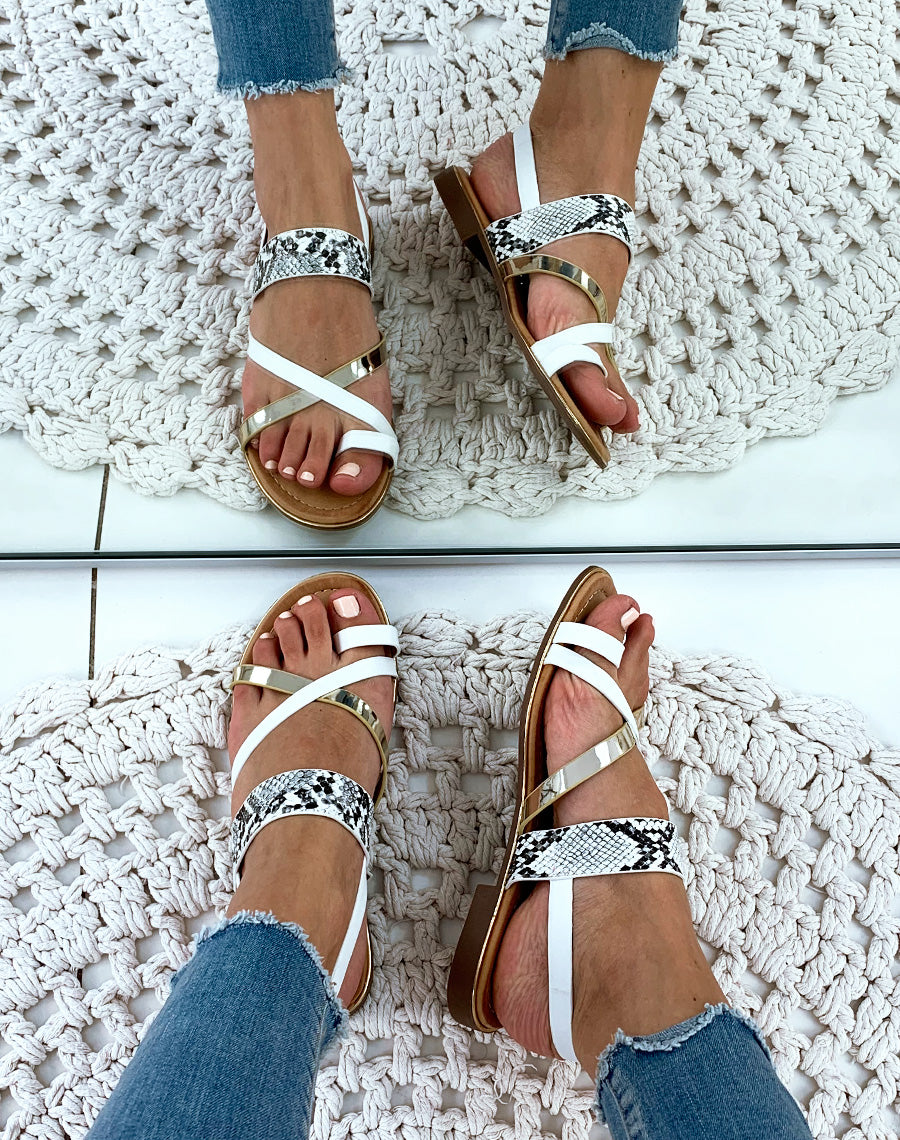 Nu-pieds blanches à brides multiples et orteils