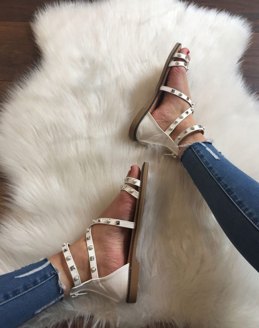 Nu-pieds blancs cloutés et perlés