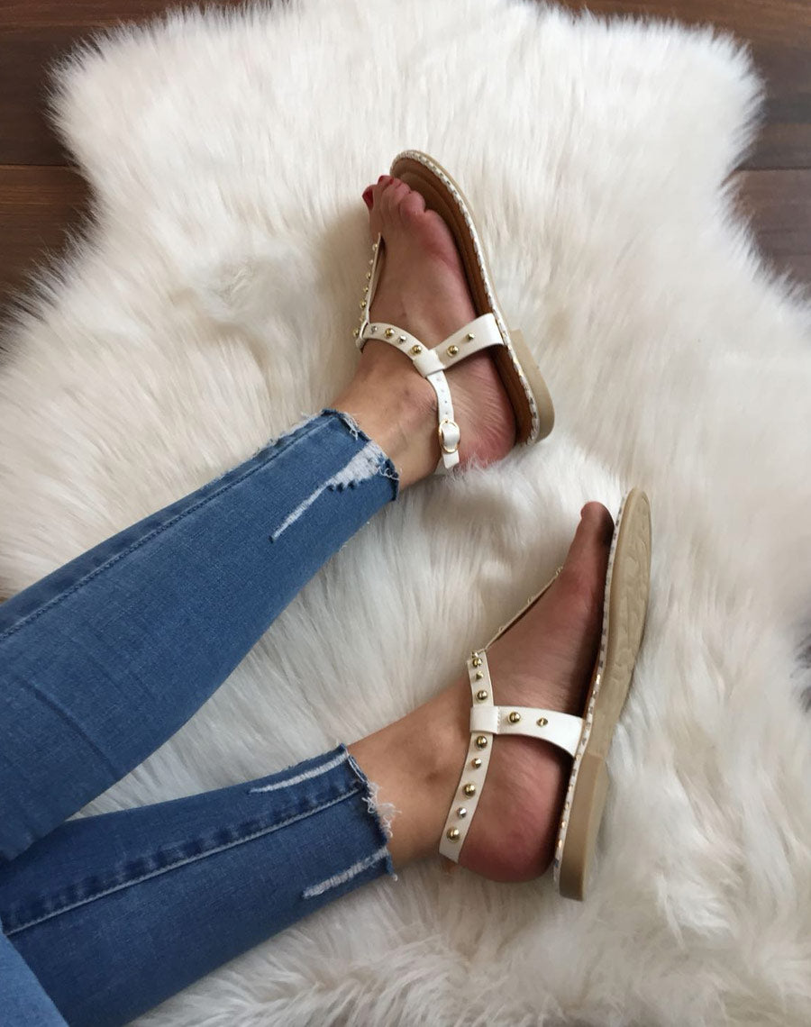 Nu pieds blancs cloutés or