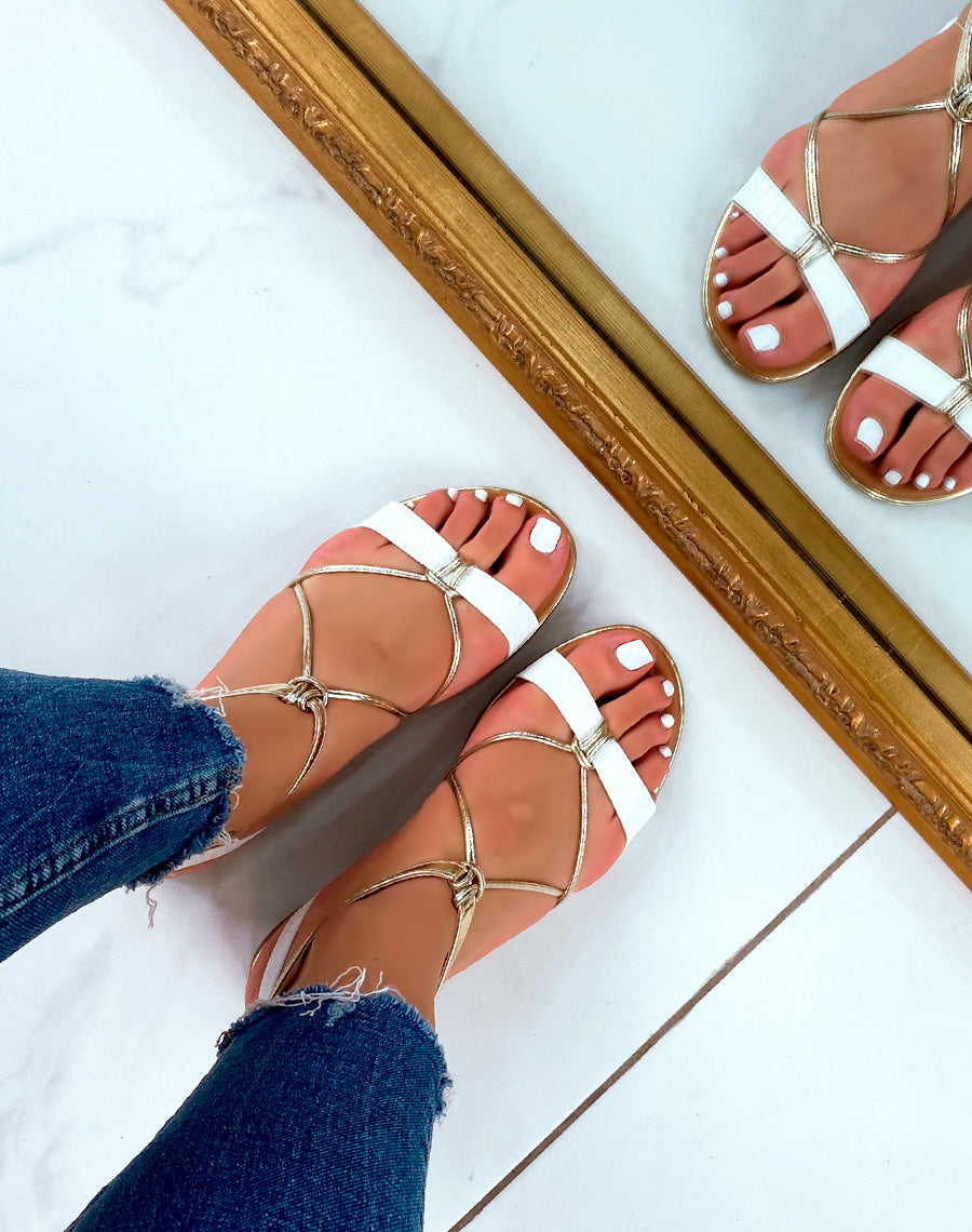 Nu-pieds blancs et dorés