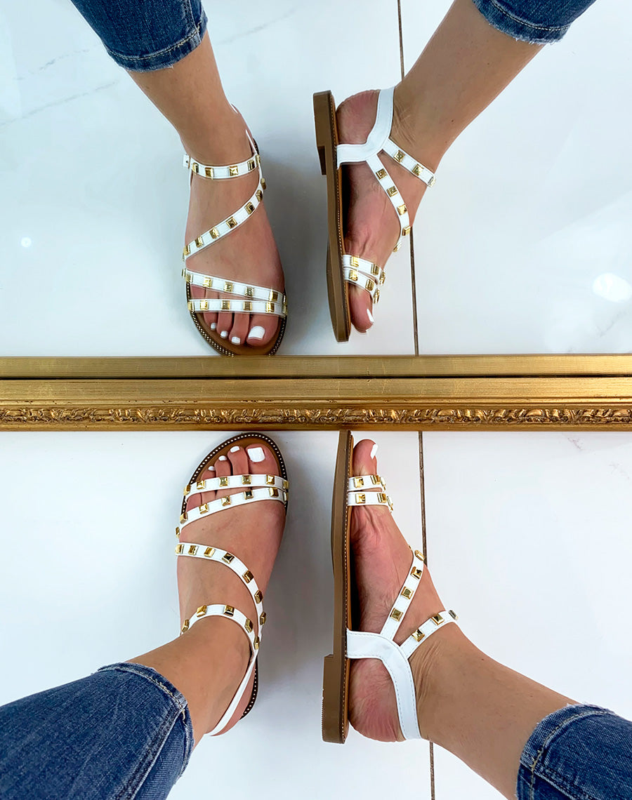 Nu-pieds blancs à multiples brides cloutées