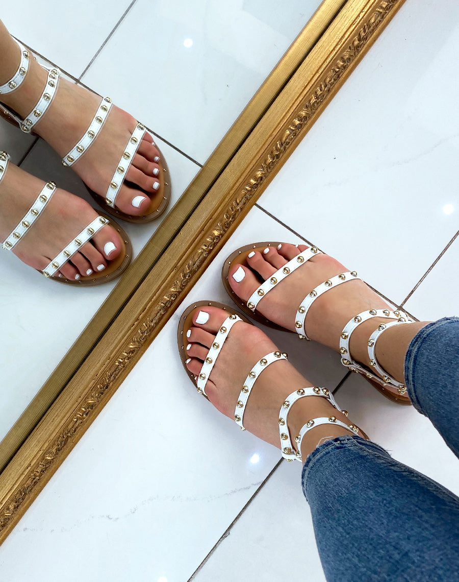Nu-pieds blancs à multiples brides cloutées
